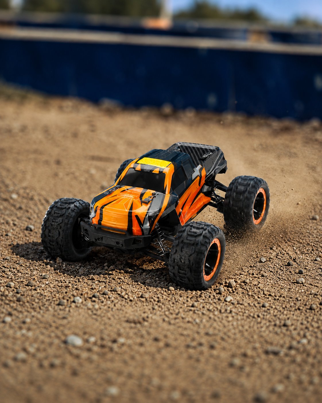 Voiture télécommandée tout-terrain 1/16 – Titan Rush S16 — scene — Gift Mello