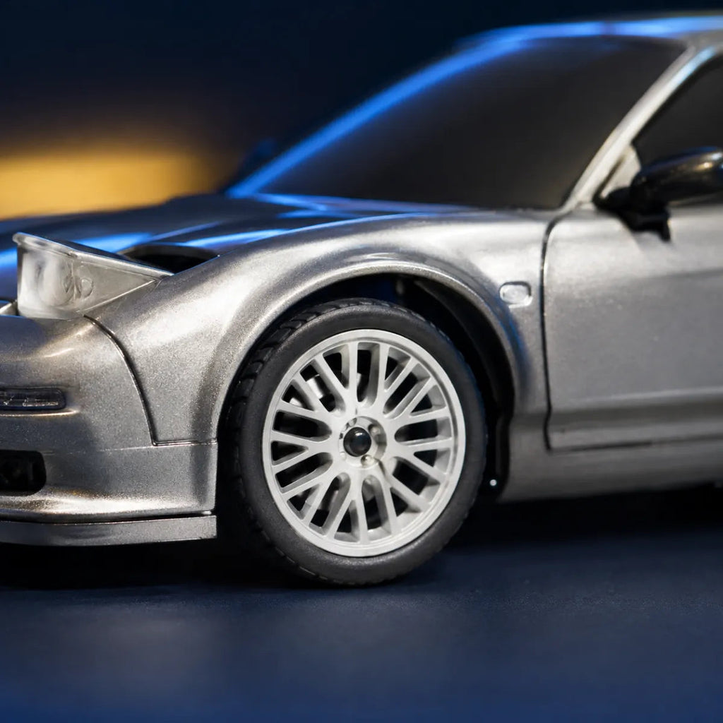 LDRC LD1803 — voiture RC drift 1/18 — gros plan de la carrosserie et des pneus — Gift Mello