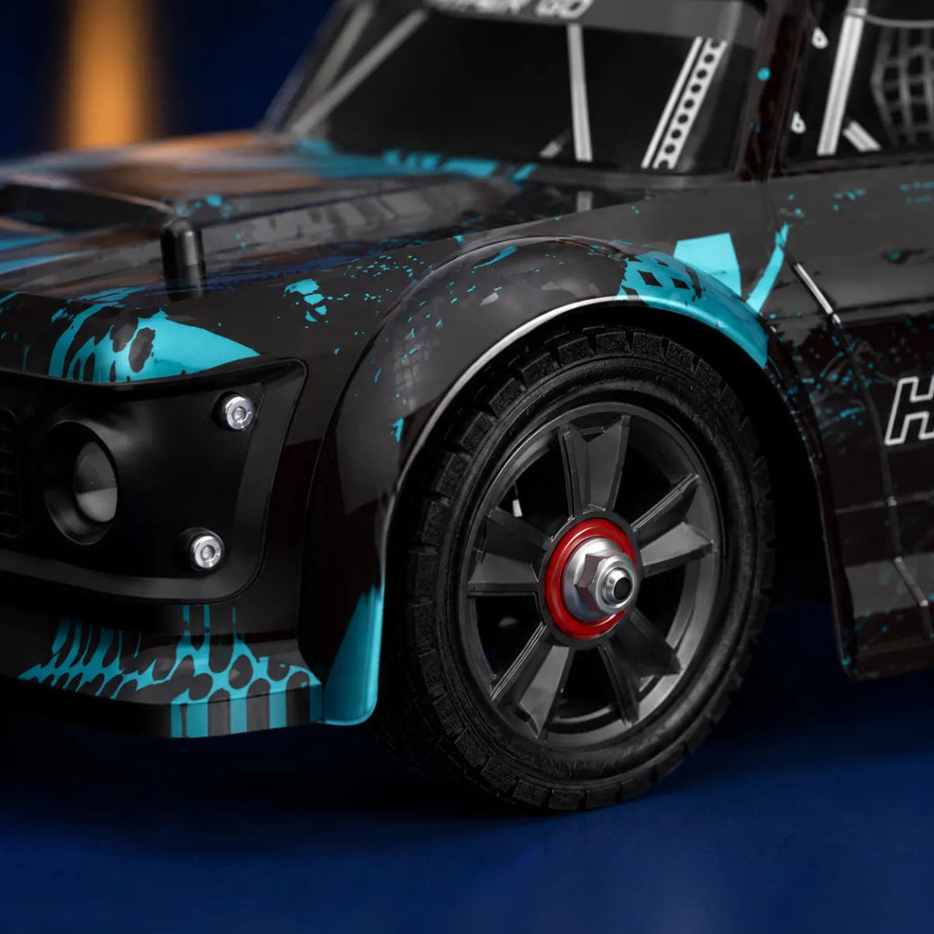 MJX Hyper Go 14301 — voiture RC drift 1/14 — gros plan de la carrosserie et des pneus — Gift Mello