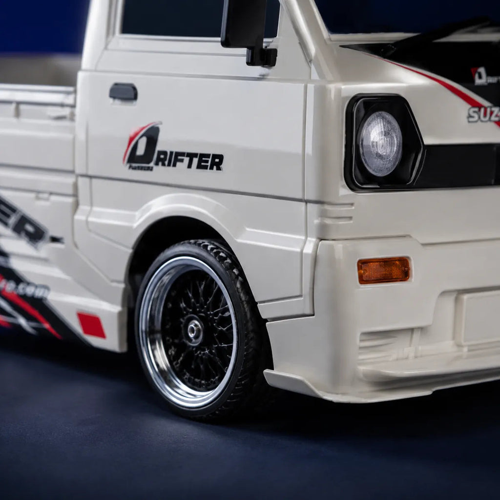 WPL D14S Suzuki Carry Brushless — voiture RC drift 1/10 — gros plan de la carrosserie et des pneus — Gift Mello