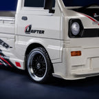 WPL D14S Suzuki Carry Brushless — voiture RC drift 1/10 — gros plan de la carrosserie et des pneus — Gift Mello