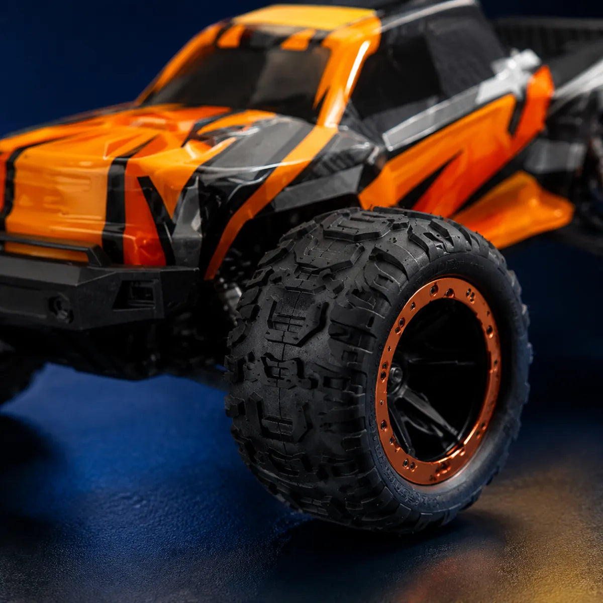 HBX 16889A Pro — voiture RC tout-terrain 1/16 — gros plan de la carrosserie et des pneus — Gift Mello