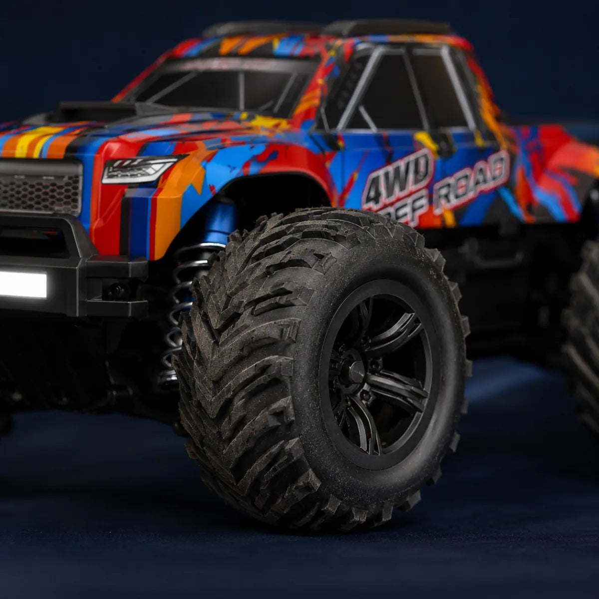 MJX Hyper Go 20208 — voiture RC tout-terrain 1/20 — gros plan de la carrosserie et des pneus — Gift Mello