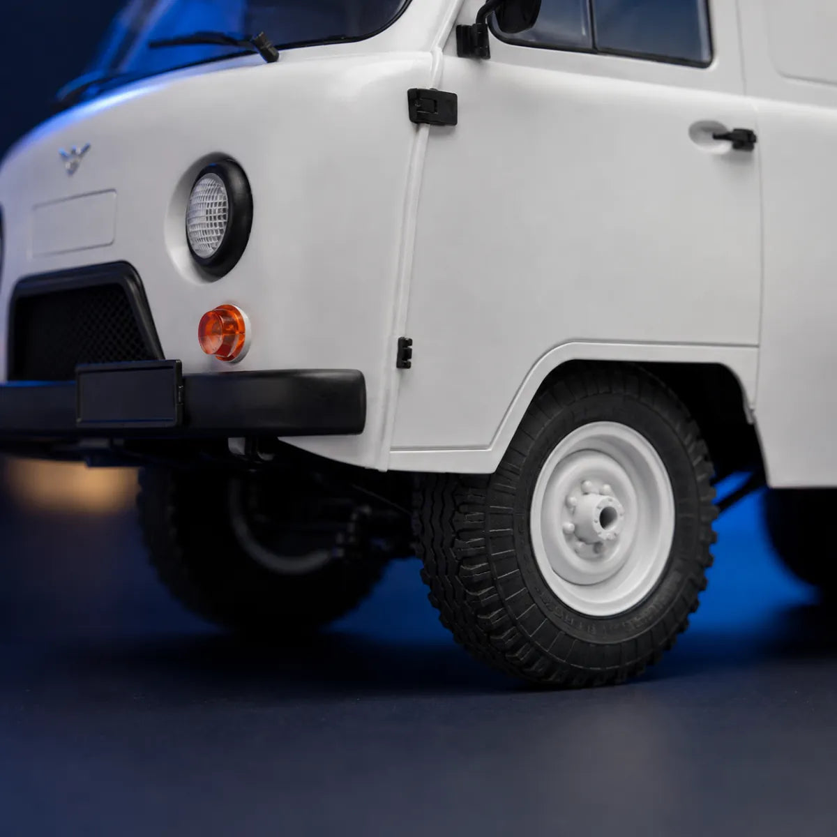 WPL C104 UAZ-452 RTR — voiture RC crawler 1/12 — gros plan de la carrosserie et des pneus — Gift Mello