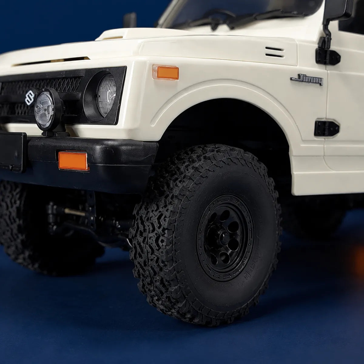 WPL C74 Jimny RTR — voiture RC crawler 1/10 — gros plan de la carrosserie et des pneus — Gift Mello