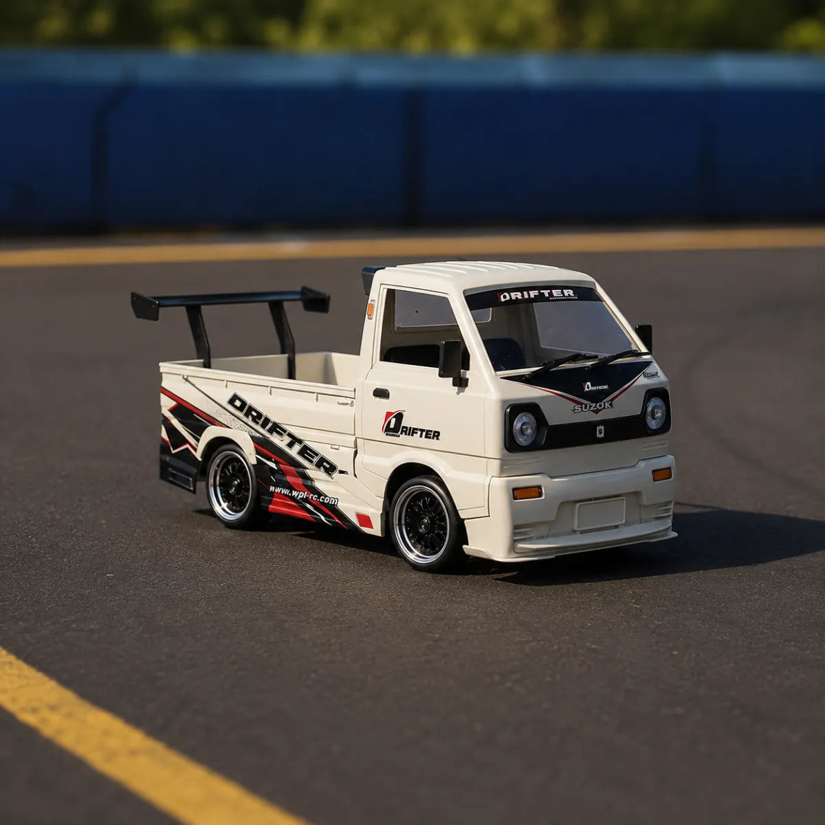 WPL D14S Suzuki Carry Brushless — voiture RC drift 1/10 — mise en situation miniature — Gift Mello