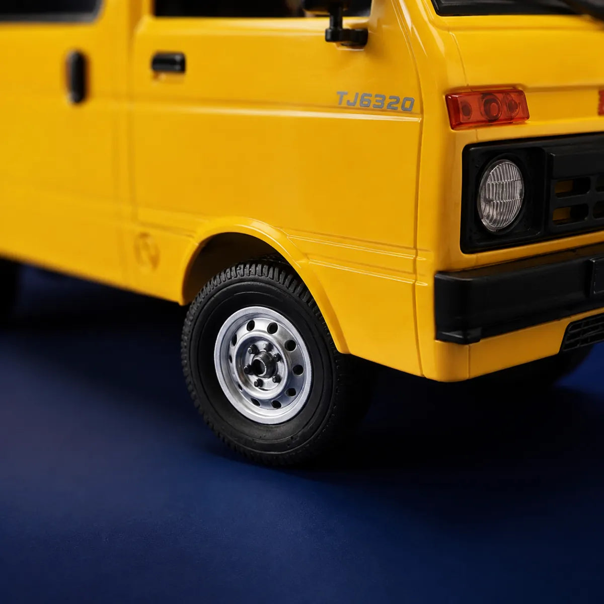 WPL D42 Van RTR — voiture RC route 1/10 — gros plan de la carrosserie et des pneus — Gift Mello